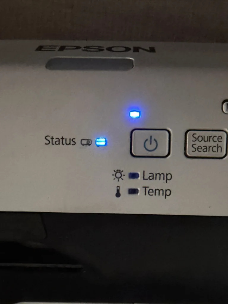 雲朵房 Epson 投影機的電源鍵、狀態燈與燈泡預熱指示燈