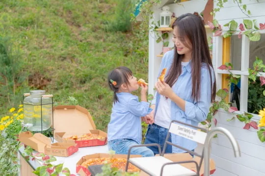 森林草地上的親子野餐、拍照與聚餐場景