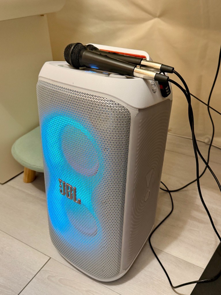 JBL PartyBox 音響上放置兩支無線麥克風，揪好森熱氣球房卡拉OK設備